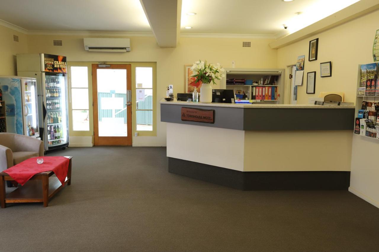 Townhouse Motel Cowra Extérieur photo